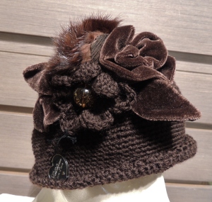 Cappellino fiori lana con inserti in visone - marrone - particolare del fiore