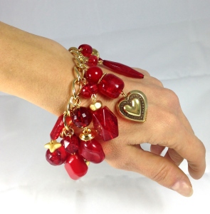 bracciale  di catena con ciondoli rossi e oro