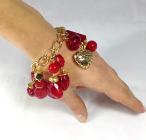 bracciale di catena con ciondoli rossi e oro 