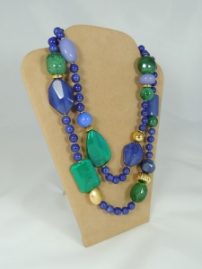 Collana forme fantasia - smeraldo e blu (vista laterale)