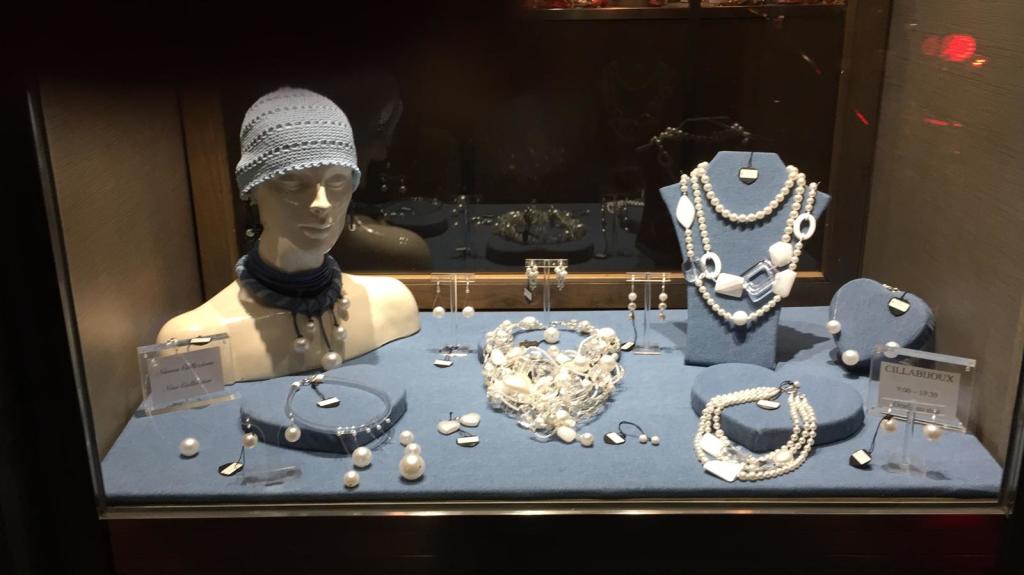 La nostra vetrina principale della collezione "Pearls & Denim"