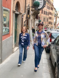 Cilla e Sandra passeggiano per Via Crispi con un look casual ma molto glamour... grazie alle nuove creazioni jeans di Cillabijoux 