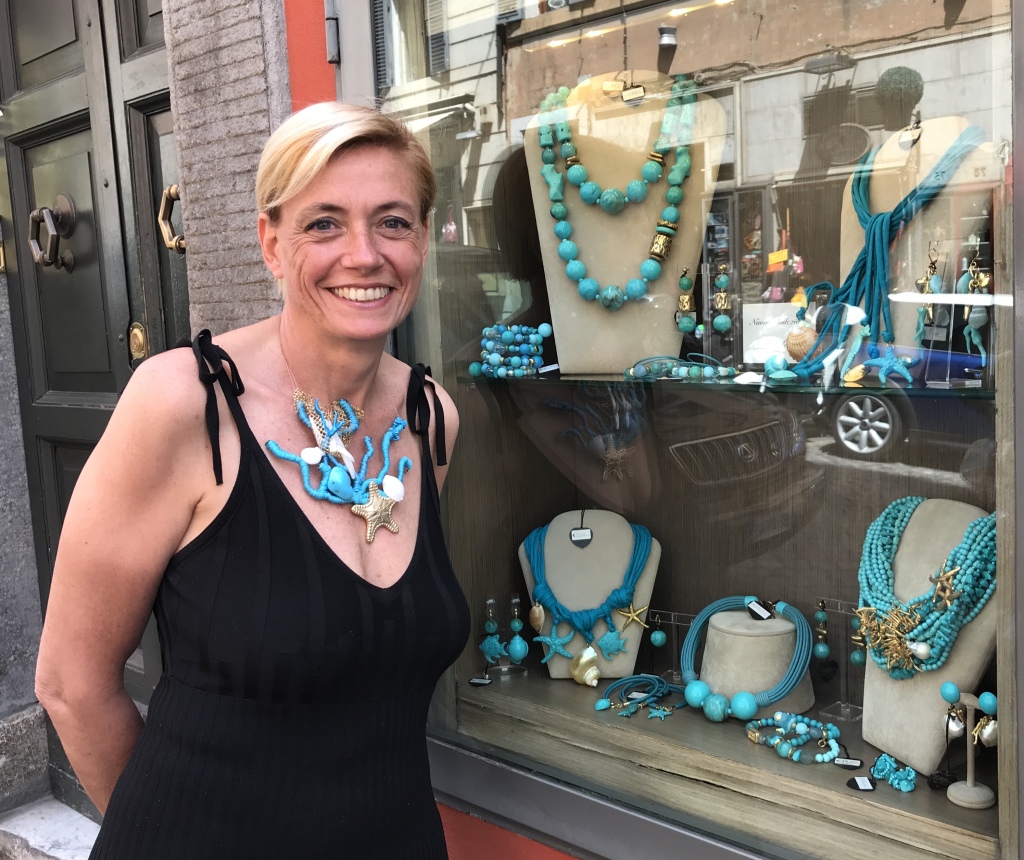 Sabrina vi presenta una delle nostre vetrine con la nuova collezione "Special Shells" nei meravigliosi toni turchesi, venite a provarla in negozio!