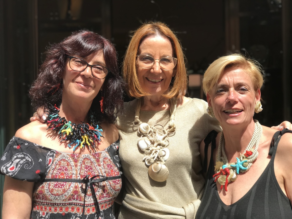 Sandra, Cilla e Sabrina indossano originali creazioni della collezione Summer 2019. Vieni a provarle in negozio!
