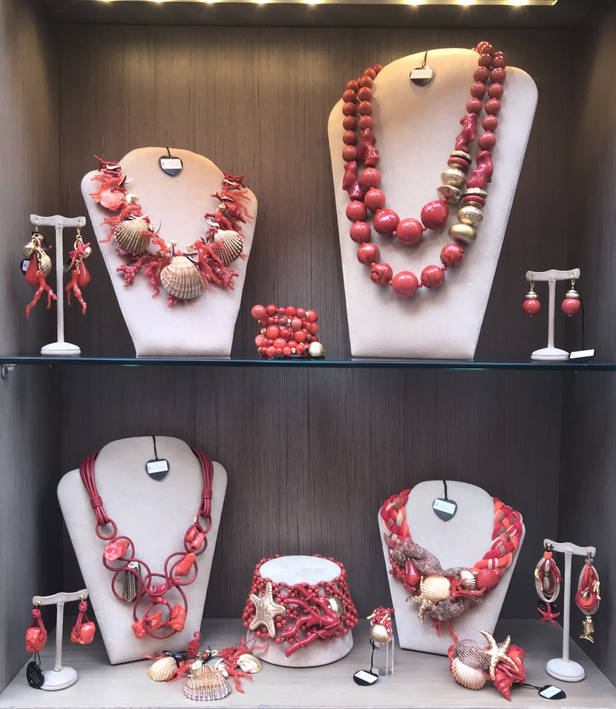 Una delle nostre vetrine rosso corallo con splendide creazioni per arricchire i tuoi look estivi. Ti aspettiamo in negozio con tutta la collezione!!!