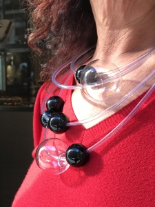 Dettaglio della collana indossata da Sandra. Da notare l'effetto splendido che hanno le boulle in vetro alla luce del sole. E' un pezzo unico di Cillabijoux 
