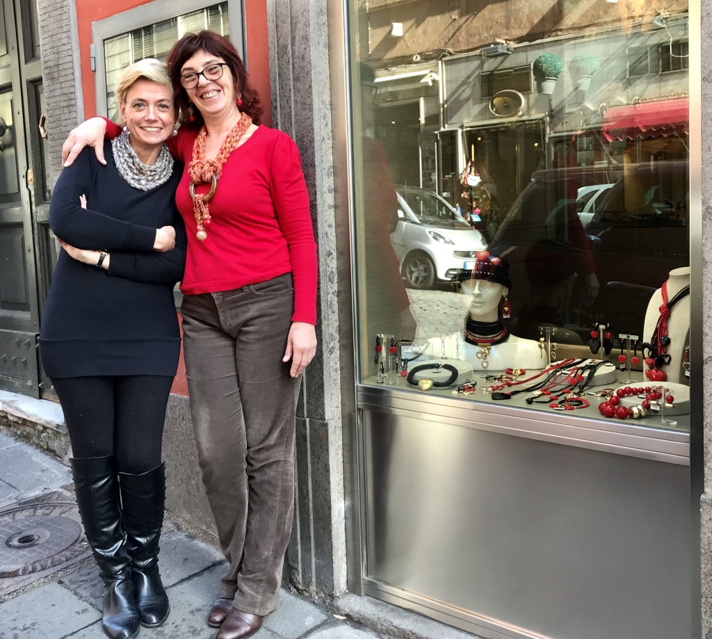 Sabrina e Sandra con la vetrina "Valentine's Day 2020". Entrambe indossano le nuove creazioni in lana di Cillabijoux.