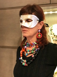 Sandra interpreta il carnevale con tante coloratissime collane: un collier de chain multicolor e collane in base nero con elementi multicolor.  Orecchini coloratissimi in parure.