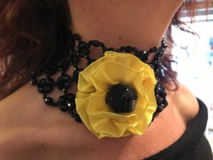 Dettaglio del collier de chain indossato da Sandra: preziosa rete in cristallo di Boemia con grande fiore in tessuto. E' un pezzo unico della collezione Haute couture.