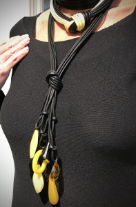 Dettaglio della collana a frusta indossata da Sabrina.