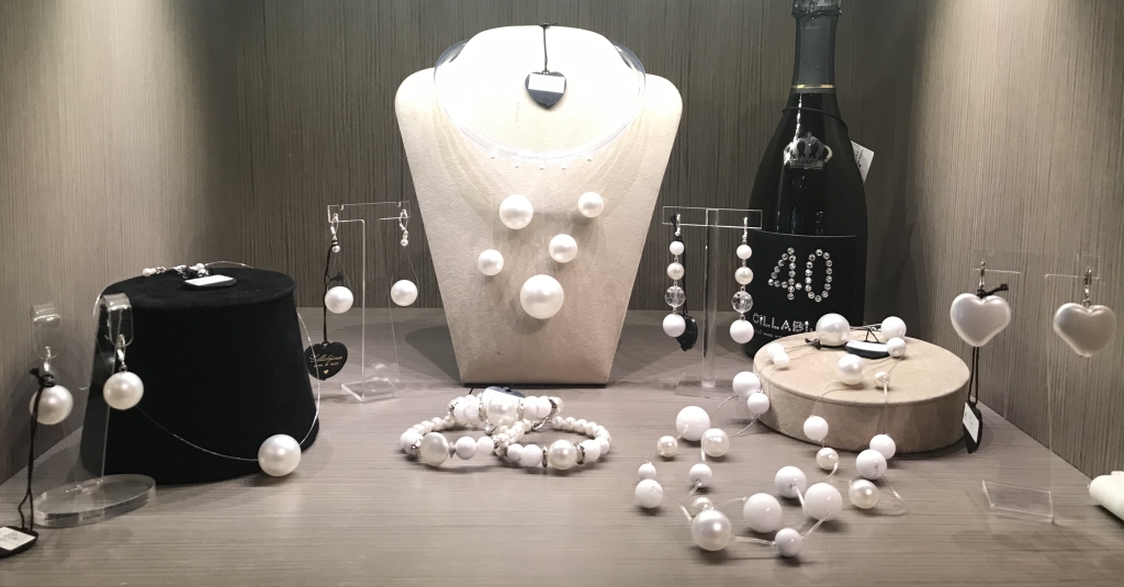 Una delle nostre vetrine con raffinate creazioni in perla, tra i bijoux notiamo: "Orecchini sfera perla", "Braccialetti rigidi fantasia - perle", "Collana palline sospese" e "Orecchini cuore di perla"