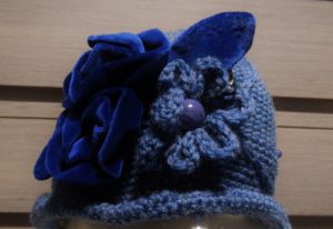 Cappellino fiori lana con inserti in velluto - azzurro jeans - particolare del fiore