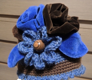 Cappellino fiori lana con inserti in velluto - azzurro/marrone - particolare del fiore