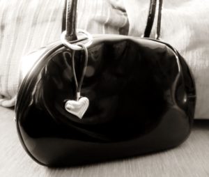 Portachiavi-charms cuore argento agganciato ad una borsa