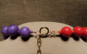Collana con elemento laterale oro - particolare della chiusura