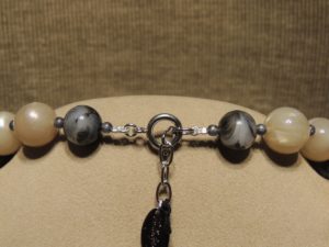 Collier girocollo a gradazione - particolare della chiusura.