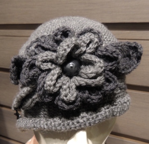 Cappellino fiori lana - grigio - particolare del fiore