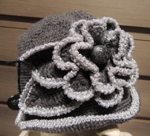 Cappellino fiori lurex - grigio - particolare del fiore