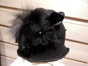 Cappellino fiori lana con inserti in visone - nero - particolare del fiore