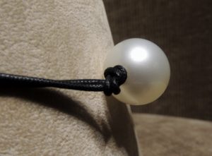 Girocollo maxi perla - vista laterale con particolare della perla