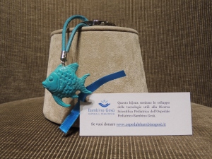 Portachiavi-charms con pesce turchese in plexiglass. 