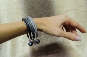 Tris "Charms Bracelets" plexi indossato, vista laterale