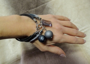 Tris "Charms Bracelets" plexi  indossato
