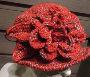 Cappellino fiori lurex - rosso - particolare del fiore