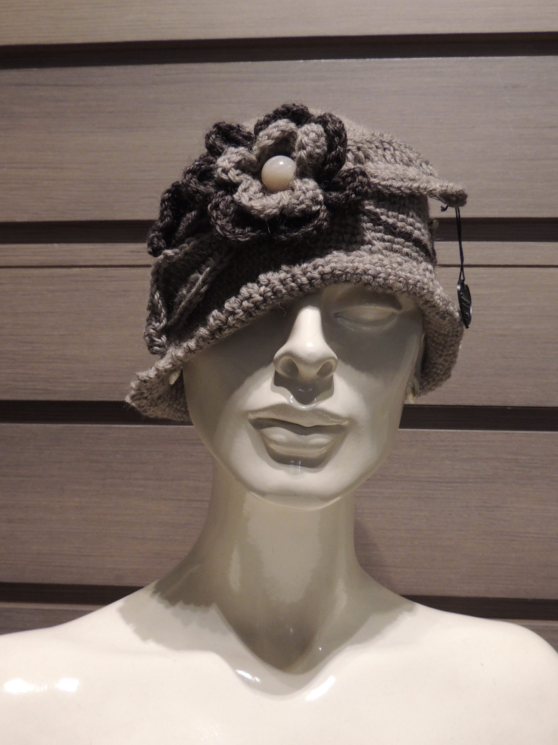 Cappellino fiori lana - 05) Tortora