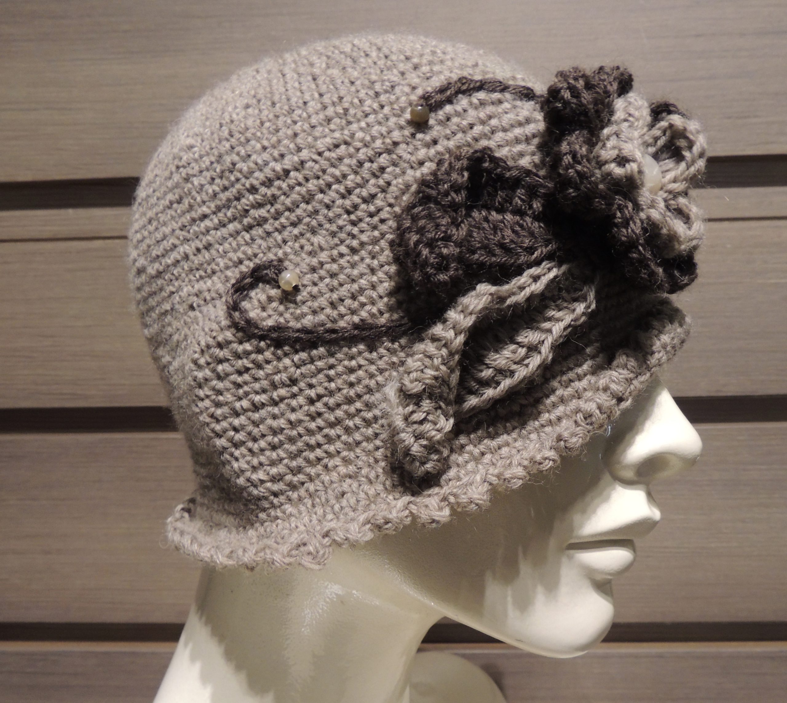 Cappellino fiori lana - 05) Tortora