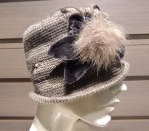 Cappellino fiori lana con inserti in visone - tortora - particolare del fiore