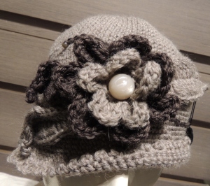 Cappellino fiori lana - tortora - particolare del fiore