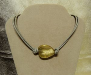 Bracciale-collana con pepita oro - indossata a collana