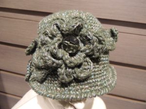 Cappellino fiori lana - verde salvia - particolare del fiore