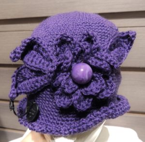 Cappellino fiori lana - viola - particolare del fiore