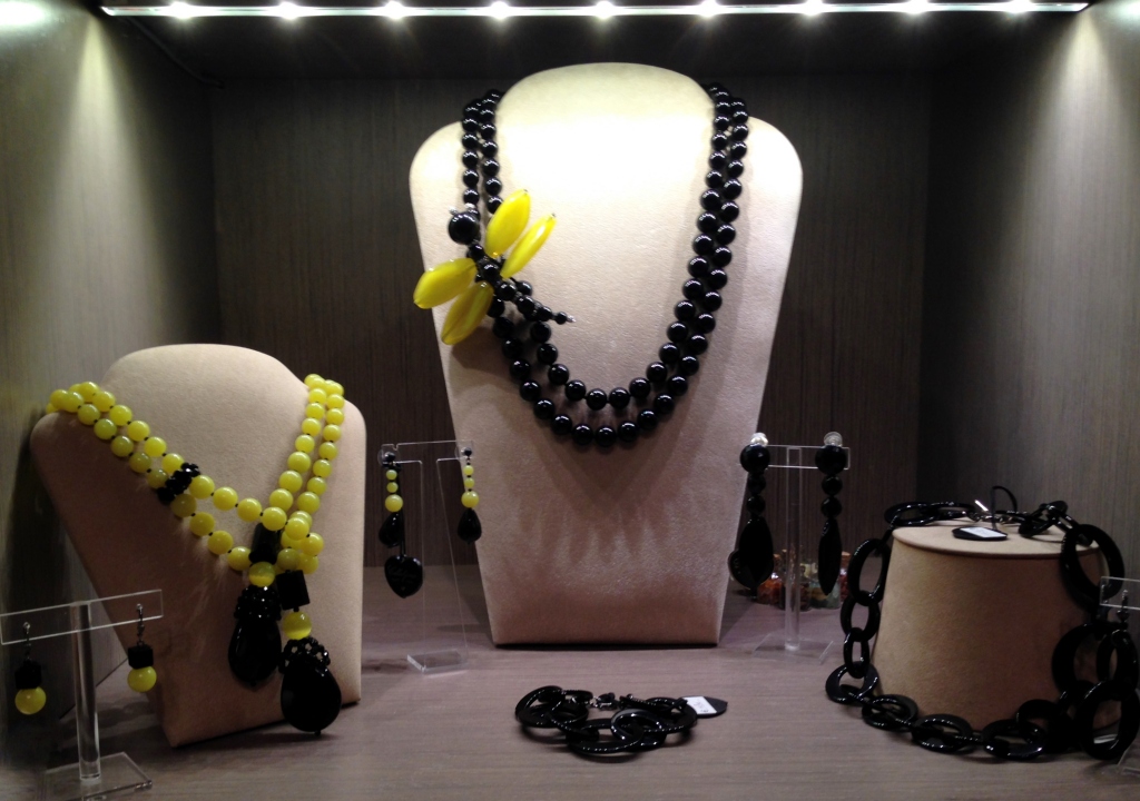 Una delle nostre vetrine "Yellow temptation"   Venite a scoprire tutta la collezione nel nostro show room in Via F.Crispi, 72 a Roma  