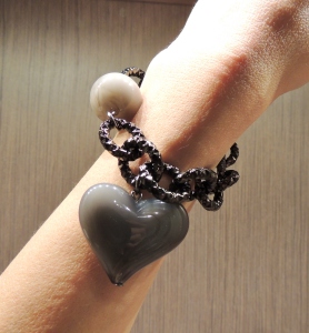 Bracciale "Enchained Heart" nella versione Grigia con catena metallizzata argento antico.