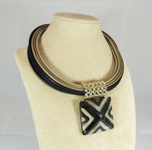 Collier con piastra in corno quadrata