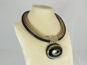 Collier con piastra in corno