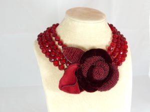 Collier in Cristallo Granato con fiore ricamato