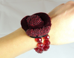 Bracciale con fiore ricamato