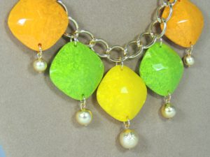 Collana colorful shapes - multi vitaminico (particolare)   