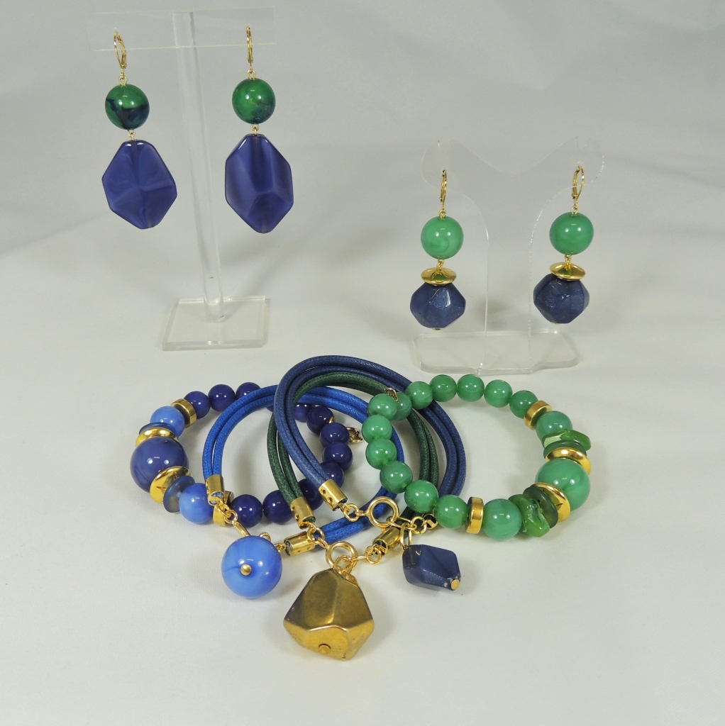 Combinazione Smeraldo e Blu: Orecchini doppia sfera liscia/sfaccettata oppure gli orecchini losanga, da abbinare con i Charms Bracelets e i Braccialetti rigidi fantasia.