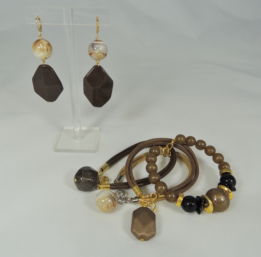 Orecchini losanga beije e marrone abbinati con i Charms Bracelets ed i Bracciali rigidi fantasia.