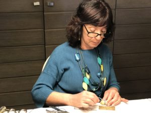 Sandra al lavoro sui bellissimi ovetti bijoux nei toni del blu e argento. Tutti i nostri bijoux sono realizzati esclusivamente a mano, e anche gli ovetti possono essere ordinati in colori personalizzati.