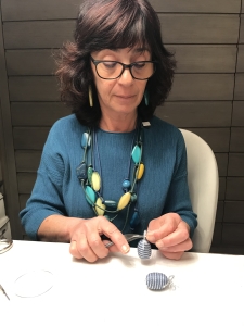Ecco l'ovetto finito!!! Sandra indossa una collana realizzata con filato in cotone cerato ed elementi in plexiglas nei toni dell'azzurro denim e turchese con un tocco di giallo. Orecchini fogliolina in parure .