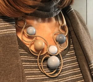 Collana interamente modellata a mano, realizzata con filato in cotone cerato e tante boulle in plexiglas. Una collana molto originale e raffinata, estremamente leggera eppure di grande effetto. Eleganza e luminosità assicurate in questa delicata combinazione di colore tortora ed azzurro polvere. È possibile realizzare questo modello anche in tantissimi altri colori.