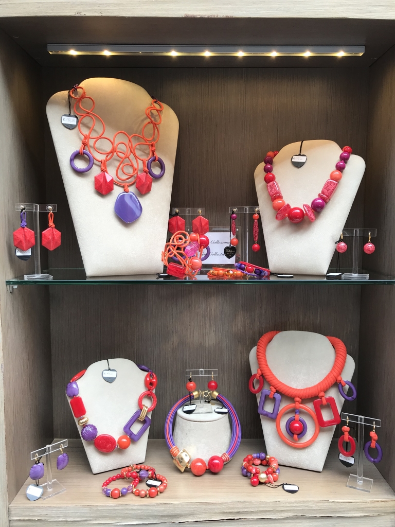 La vetrina con le ultime creazioni della collezione "Hot Colours", per regalare o regalarti un bijoux vivace e divertente!