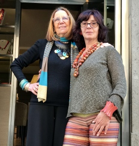 Cilla e Sandra indossano delle creazioni in stile Etnico della collezione “Ethno Chic”.