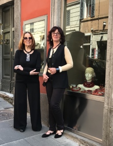 Cilla e Sandra ci mostrano la vetrina principale di Cillabijoux, etnico tutto corallo ❤️❤️